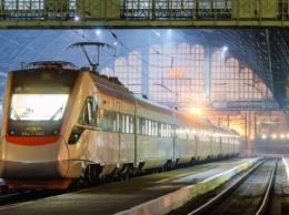 В Киевской области забросали камнями поезд "Львов - Киев", ущерб составил 8 тысяч долларов