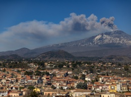 На Сицилии начал извергаться самый большой вулкан в Европе: зрелищные фото и видео