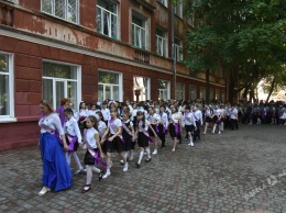 Последний звонок в школе на одесской Молдаванке: без шаров и с планами на благоустройство (фото)