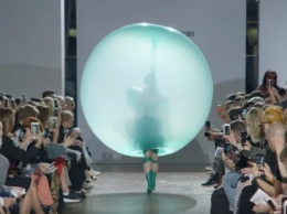 Дизайнер из Норвегии создал платья из надувных шаров