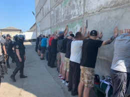Под Одессой задержали два десятка титушек, которые пытались захватить склад