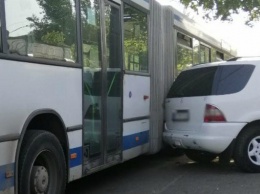 В Николаеве столкнулись маршрутный автобус и автомобиль, - ФОТО