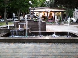 В Одессе привели в порядок и запускают фонтан с Петей и Гавриком