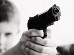 Ребенок с оружием: мальчик прострелил себе руку пистолетом