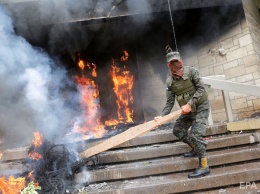 В столице Гондураса демонстранты подожгли вход в посольство США