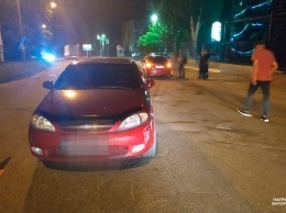 В Запорожье пьяные парни угрожали водителю и порвали форму патрульному