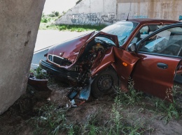 В Днепре водитель на Lanos врезался в бетонную опору виадука