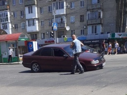 На проспекте в Николаеве провалился асфальт - в яме застрял автомобиль