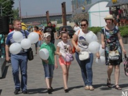 Дети и их родители приняли участие в акции «Життя очима дитини» на Набережной (ФОТО)