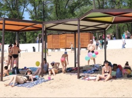 Запорожцы массово открывают купальный сезон на обновленном Правобережном пляже - фото