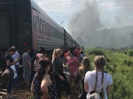 Под Краснодаром грузовик столкнулся с поездом и загорелся