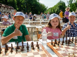 В Харькове установили рекорд Украины по сеансу одновременной игры в шахматы. Фото