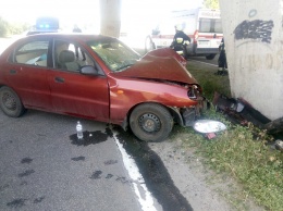 ДТП в Днепре: авто влетело в бетонную опору, есть пострадавший