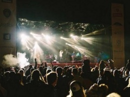 На этно-рок фестивале KOZAK Fest на Днепропетровщине ураган снес крышу сцены и поломал деревья