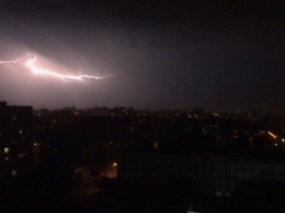 Ночью небо над Харьковом рассекали яркие вспышки (фото)