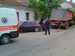 Одесская область: грузовик сбил легковушку и врезался в каменный забор