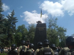 В Харькове повторно свалили скандально известный памятник (фото, видео)