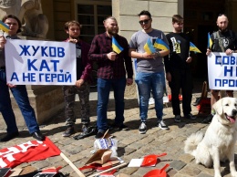 В Харькове активисты повалили бюст маршала Жукова