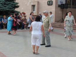 В центре Никополя звучит живая музыка и танцуют горожане