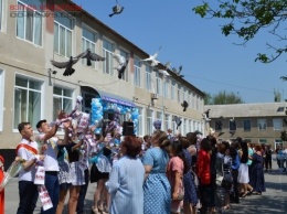 В Одесской области на выпускном вместо шариков в небо полетели голуби