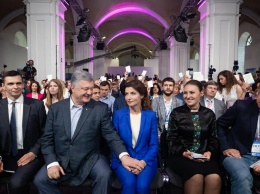 "ЕС - Е*анные Свинарчуки": украинцам показали, что Порошенко сделал с мониторами и стульями - "Танки тоже за свои деньги"