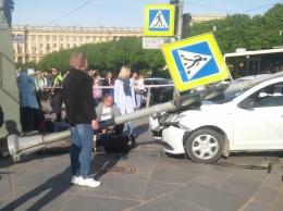 Легковушка влетела в толпу людей на остановке: шокированных горожан разметало, как кегли