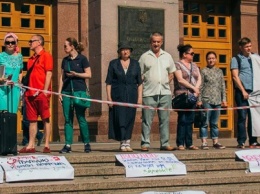 В Киеве жильцы аварийного дома с чемоданами и палаткой переехали под мэрию