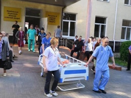 В Луцке «заминировали» областную больницу, пациентов эвакуируют на носилках