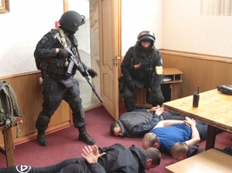 В Киеве задержали особо опасную банду мошенников: «Многие с инфарктами попадали в больницу»