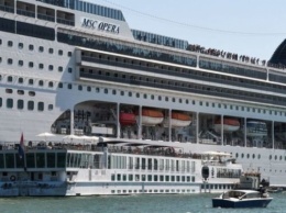 В Венеции громадный лайнер врезался в причал и теплоход с туристами. Страшные кадры
