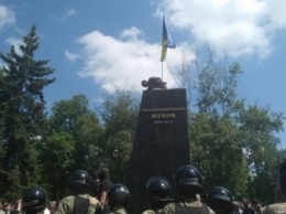 В ходе протестов в Харькове снесли памятник Жукову