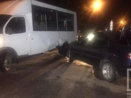 На Днепропетровщине водитель без прав на легковушке протаранил пассажирскую маршрутку