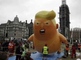 В Лондоне запустили в воздух надувного "малыша Трампа"