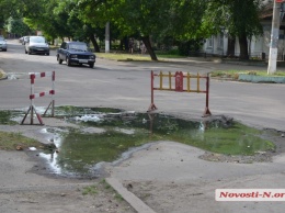 В центре Николаева образовалось канализационное «озеро» - вода в нем уже позеленела