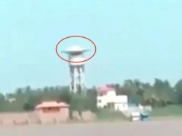 Пришельцы «свили гнездо»: Очевидец заснял НЛО ворующий воду из водонапорной башни