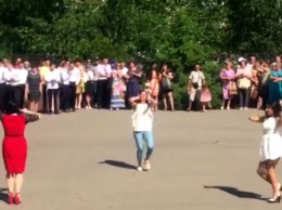 Танец учителей лицея под Харьковом взорвал сеть (видео)