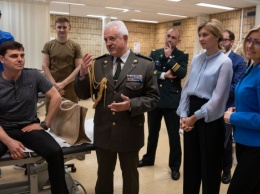 Елена Зеленская посетила украинских военных в госпитале Брюсселя