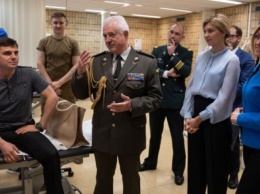 Первая леди посетила бойцов ВСУ в больнице Брюсселя (фото)