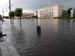 Непогода превратила улицы райцентра Одесской области в каналы: затоплены десятки домов, дороги покрыты илом