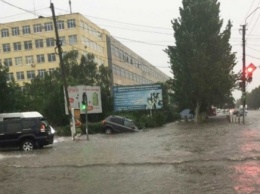В Новой Каховке во время дождя ушел под воду автомобиль (Видео)
