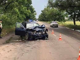 На выезде из Кривого Рога лоб в лоб столкнулись два автомобиля