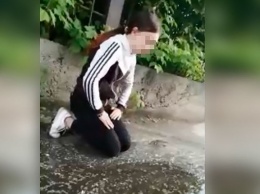 В России школьницы заставили ровесницу выпить грязную воду из лужи: видео издевательства (18+)