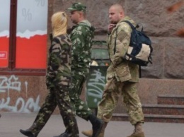 В Украине запретили гражданским носить военную форму: что известно