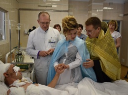 В реанимации больницы Мечникова расписали раненого бойца и его возлюбленную