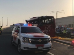 В Дубае туристический автобус попал в аварию, 15 человек погибли