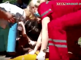 Спасатели вовремя вытащили работников Кривбассводоканала, потерявших сознание, из канализационного люка (видео)