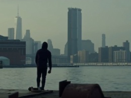 Чедвик Боузман в роли детектива появился в дублированном трейлере фильма "21 мост"