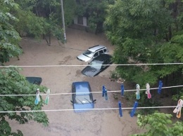В аннексированном Крыму мощный ливень затопил Севастополь. Улицы превратились в реки. Видео и фото