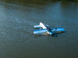В Киеве самолет с экипажем упал в озеро: фото и видео с высоты