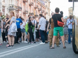 Активисты полностью перекрыли дорогу напротив кинотеатра "Киев": чего они хотят и как здание выглядит внутри